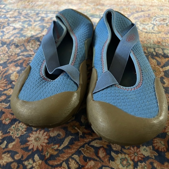 GUC Keen water shoes. Blue. Rubber soles. Size 9. Lots of wear left. - Picture 5 of 10